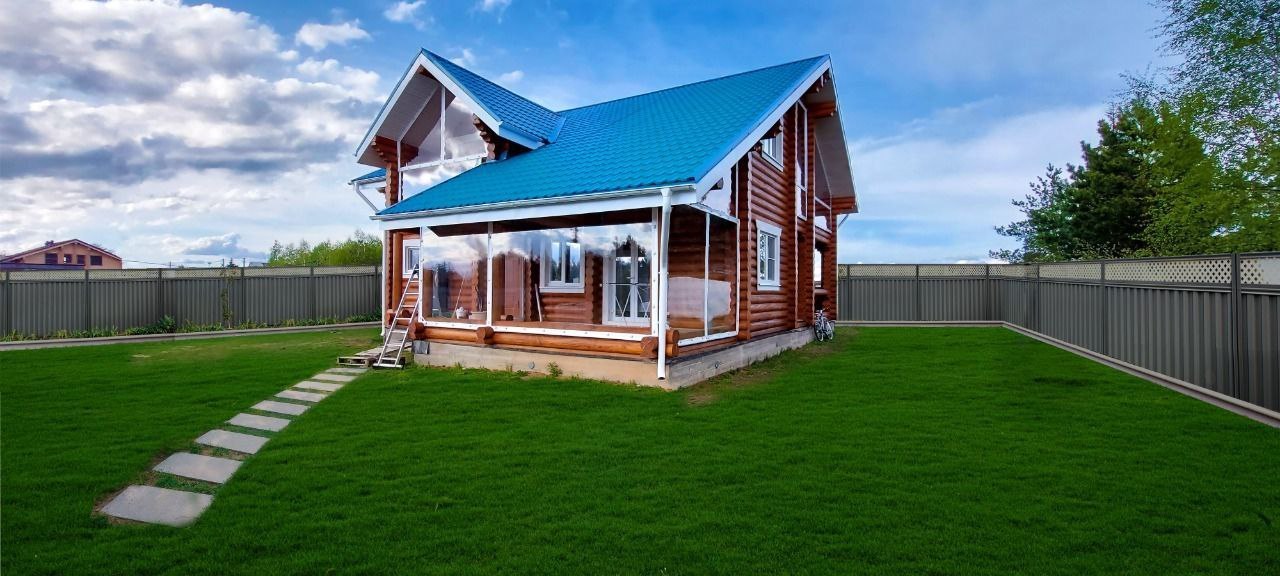 Мягкие окна на веранде загородного дома в Красномайском